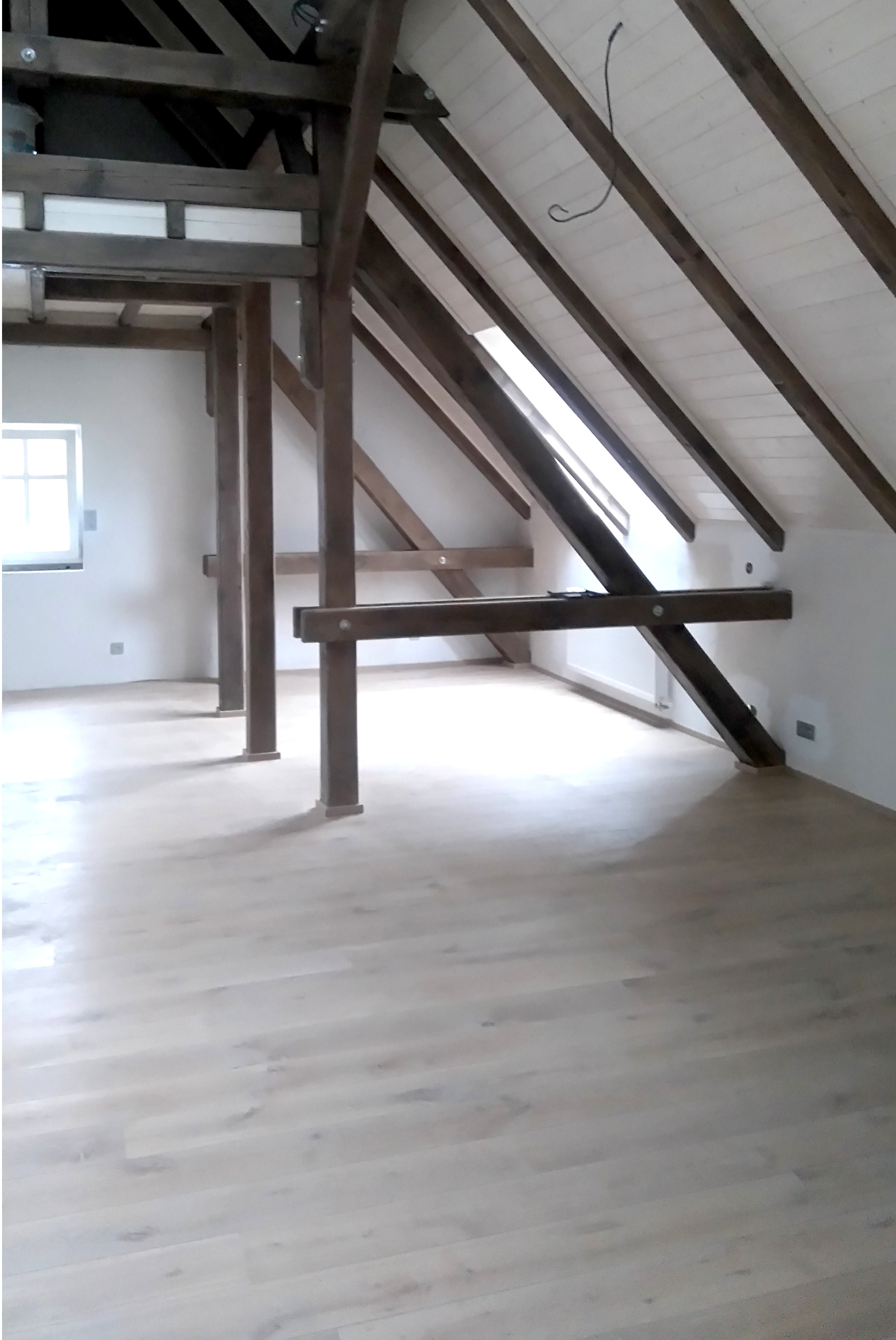  Realizace masivní dubové podlahy od firmy ESCO, Chateau, šedá 2007.