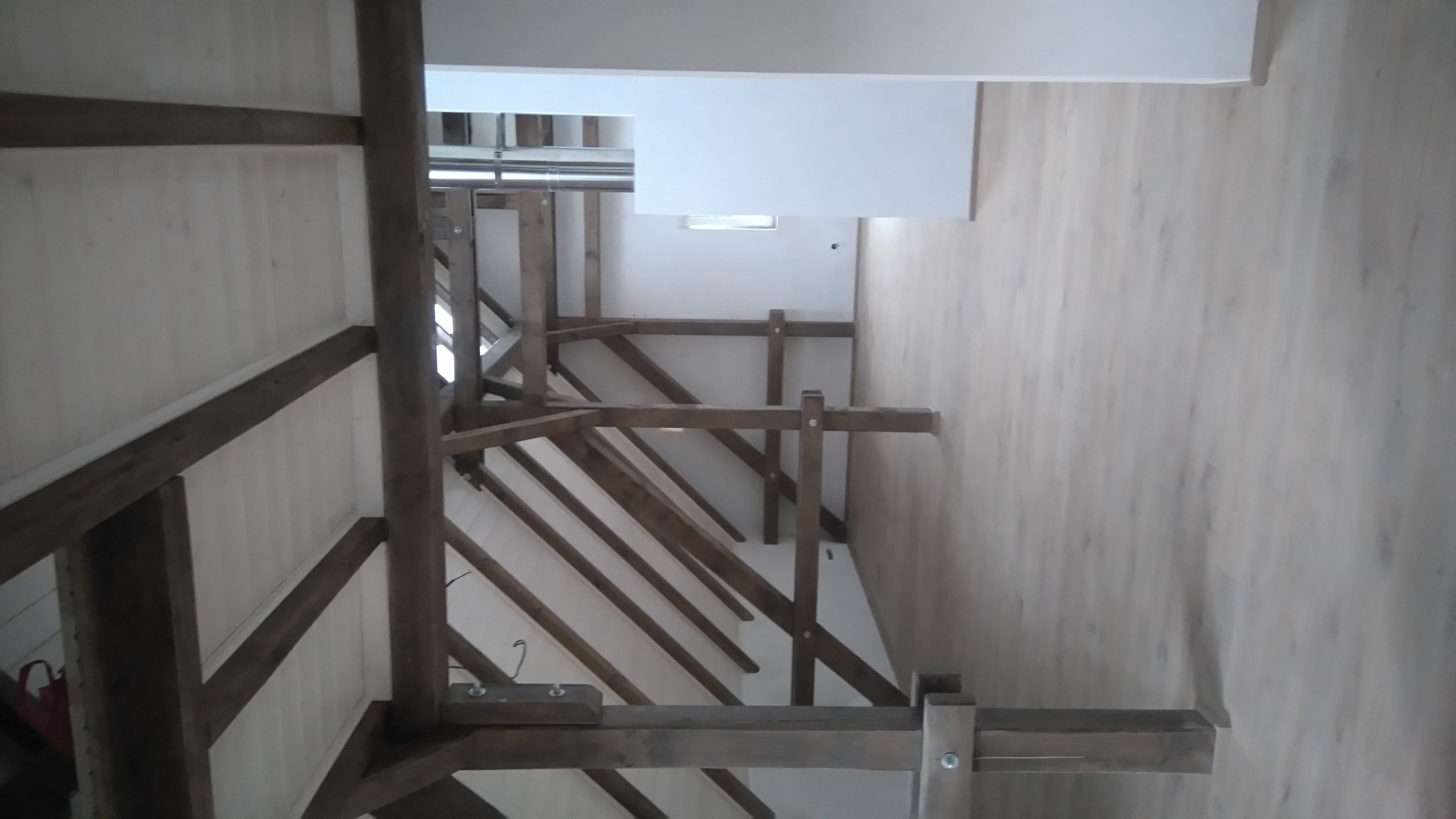  Realizace masivní dubové podlahy od firmy ESCO, Chateau, šedá 2007.